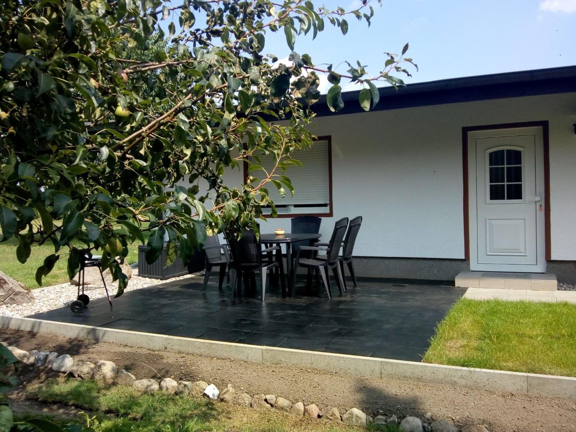 Behaglicher Bungalow Fuer Mensch Und Hund Barkhagen Esterno foto